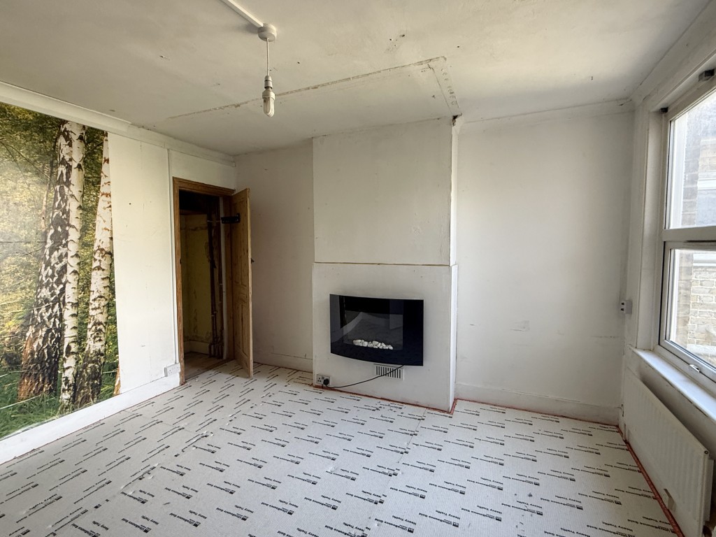 Lot: 136 - SEMI-DETACHED HOUSE IN NEED OF REFURBISHMENT - Bedroom 2 in House in Need of Improvement